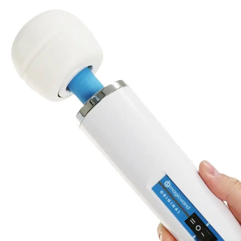 Magic Wand Original (HV-260) massagestaaf in de hand, met de schakelaar met twee standen