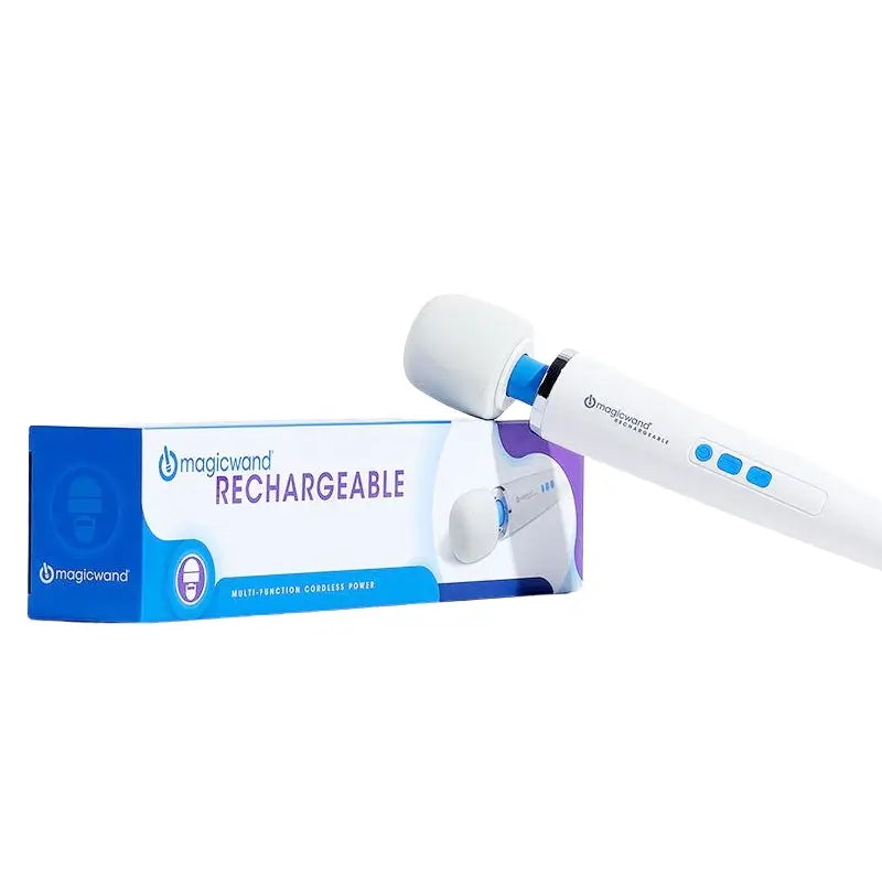 Magic Wand Rechargeable (HV-270) in de hand, draadloos, met de blauwe bedieningsknoppen op de steel