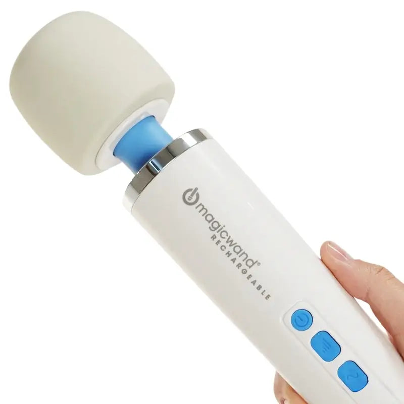 Magic Wand Rechargeable (HV-270) in de hand, draadloos, met de blauwe bedieningsknoppen op de steel